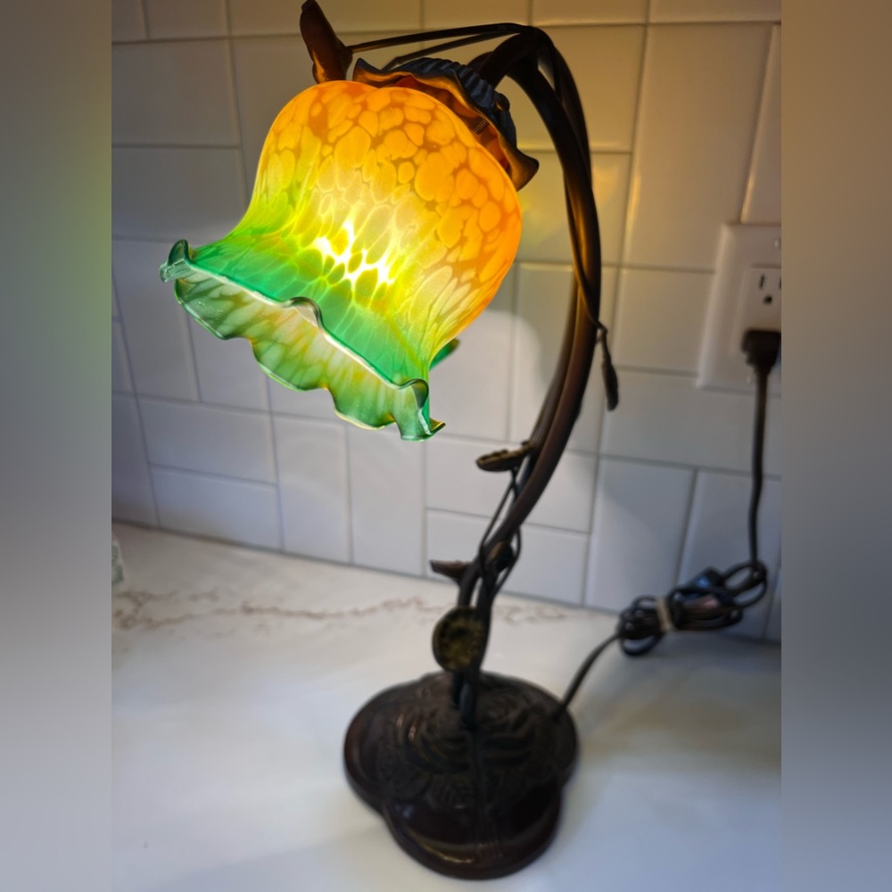 vintage glass tulip lamp tiffany style - Picture 4 of 7